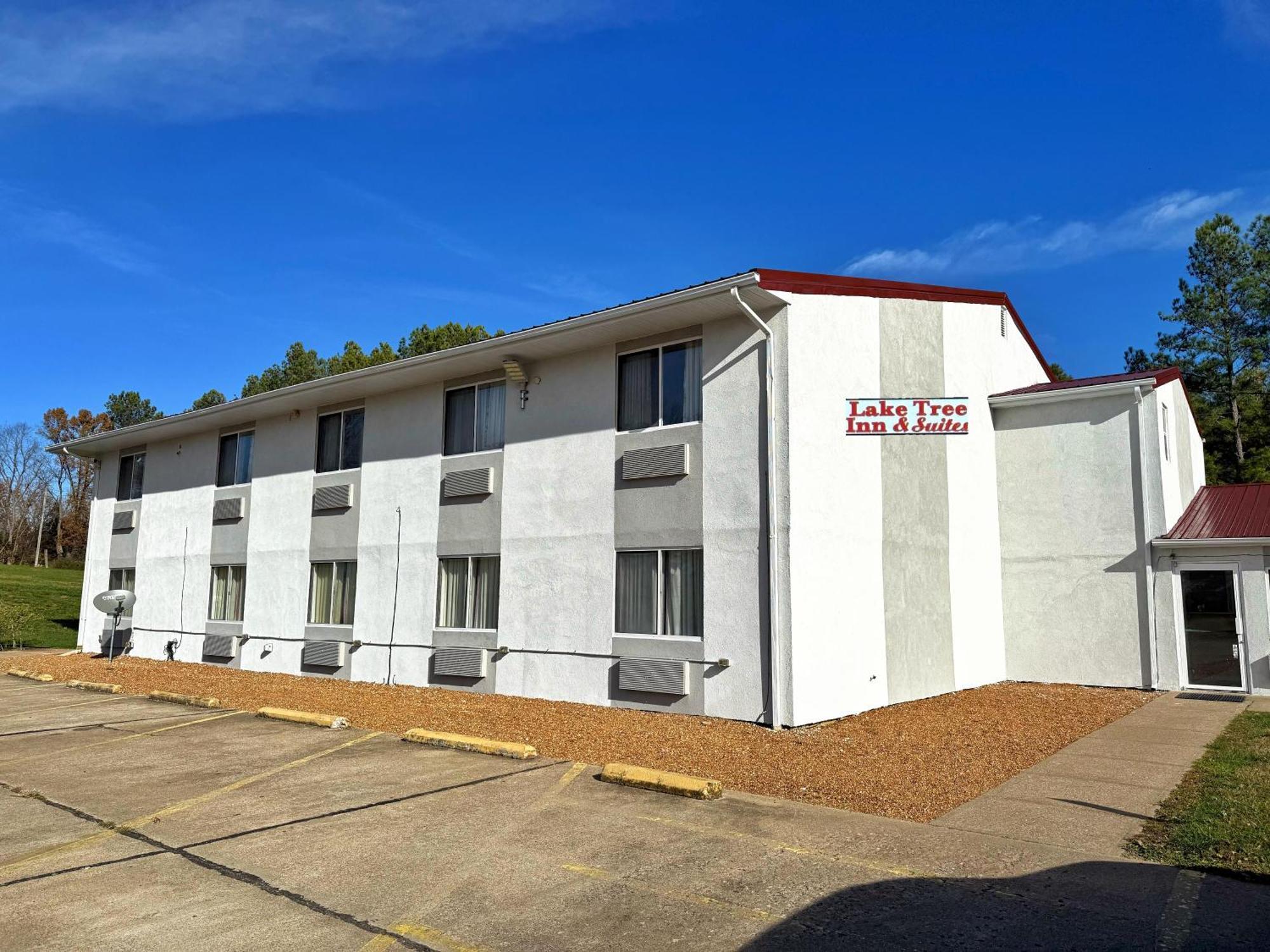 Lake Tree Inn & Suites Marion Exterior photo
