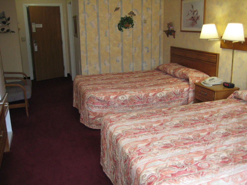 Lake Tree Inn & Suites Marion Exterior photo