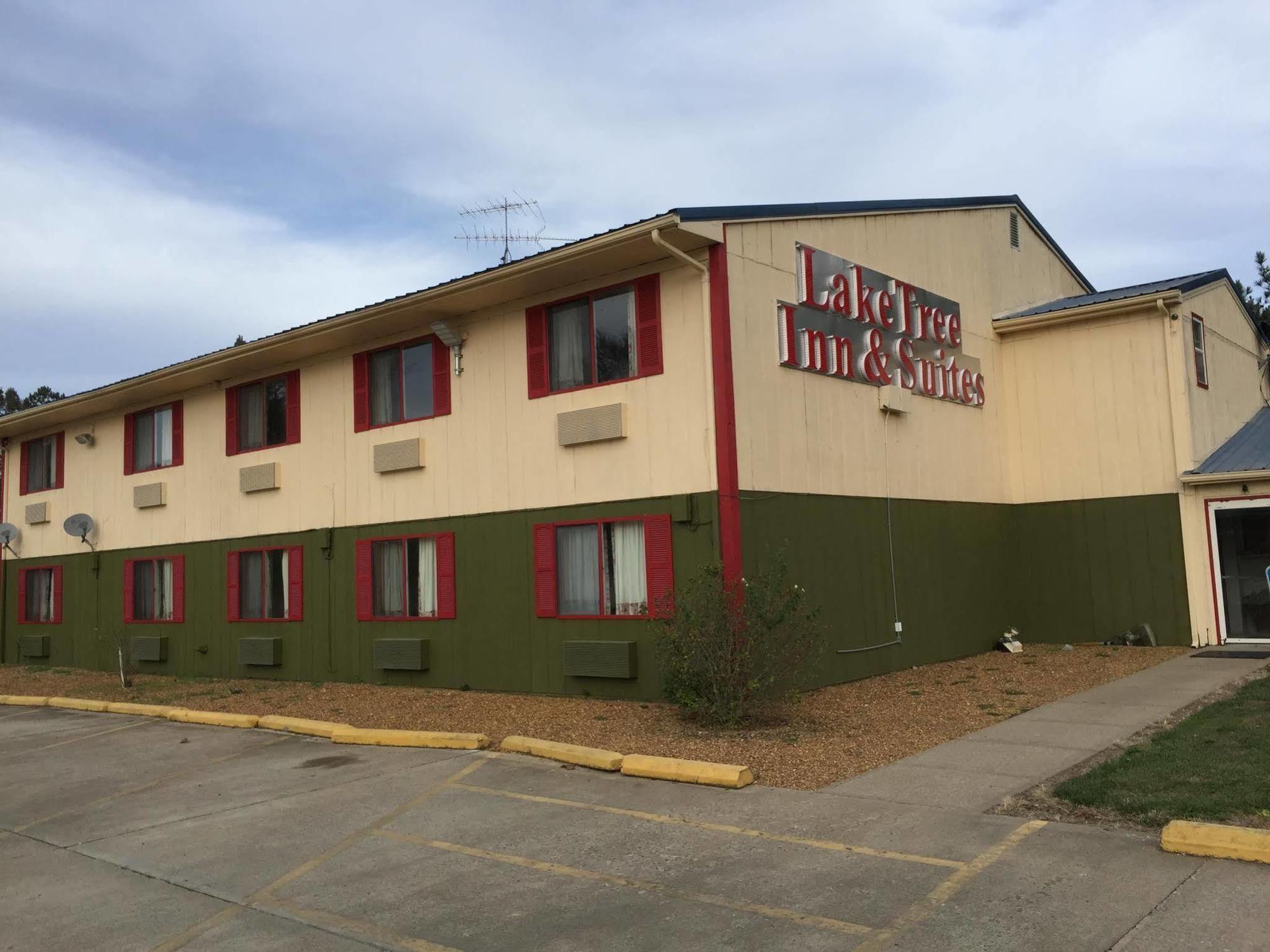 Lake Tree Inn & Suites Marion Exterior photo